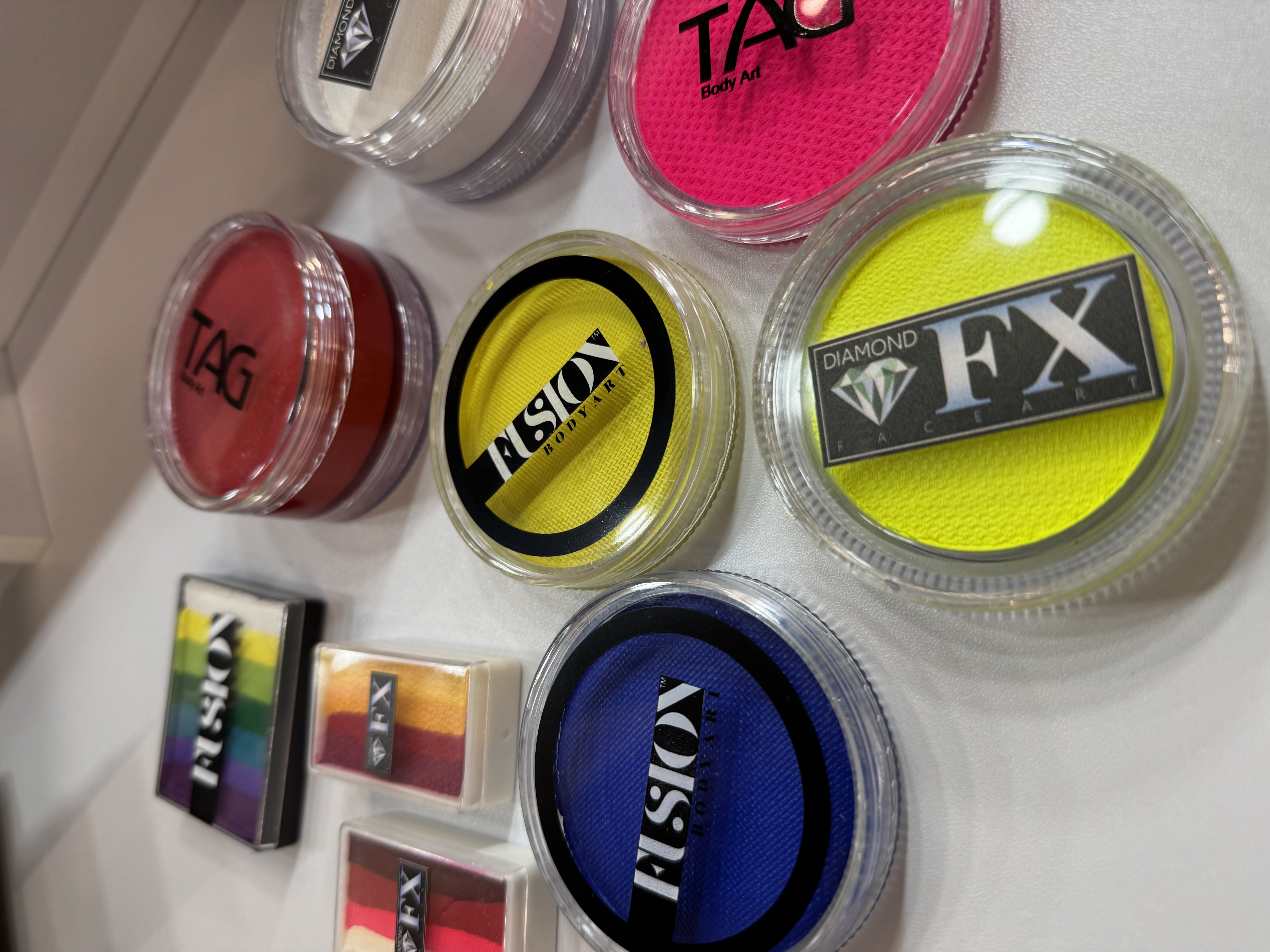 Kādas krāsas tiek izmantotas profesionālā akvagrimā?